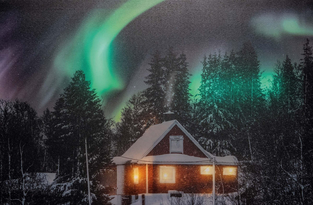 Rødt hus med nordlys bak - lerret med ramme - Juletrepynt.no