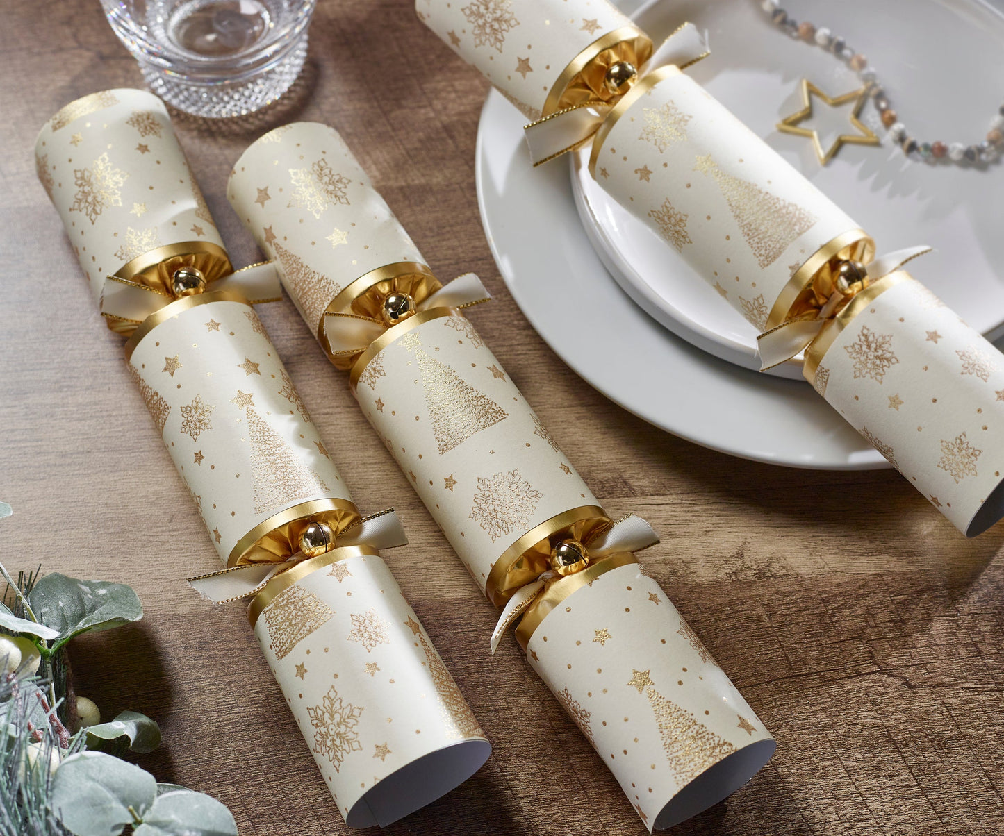 Elegante smellbonbon til å dekke middagsbordet julaften. Med gaver. Gull og hvit