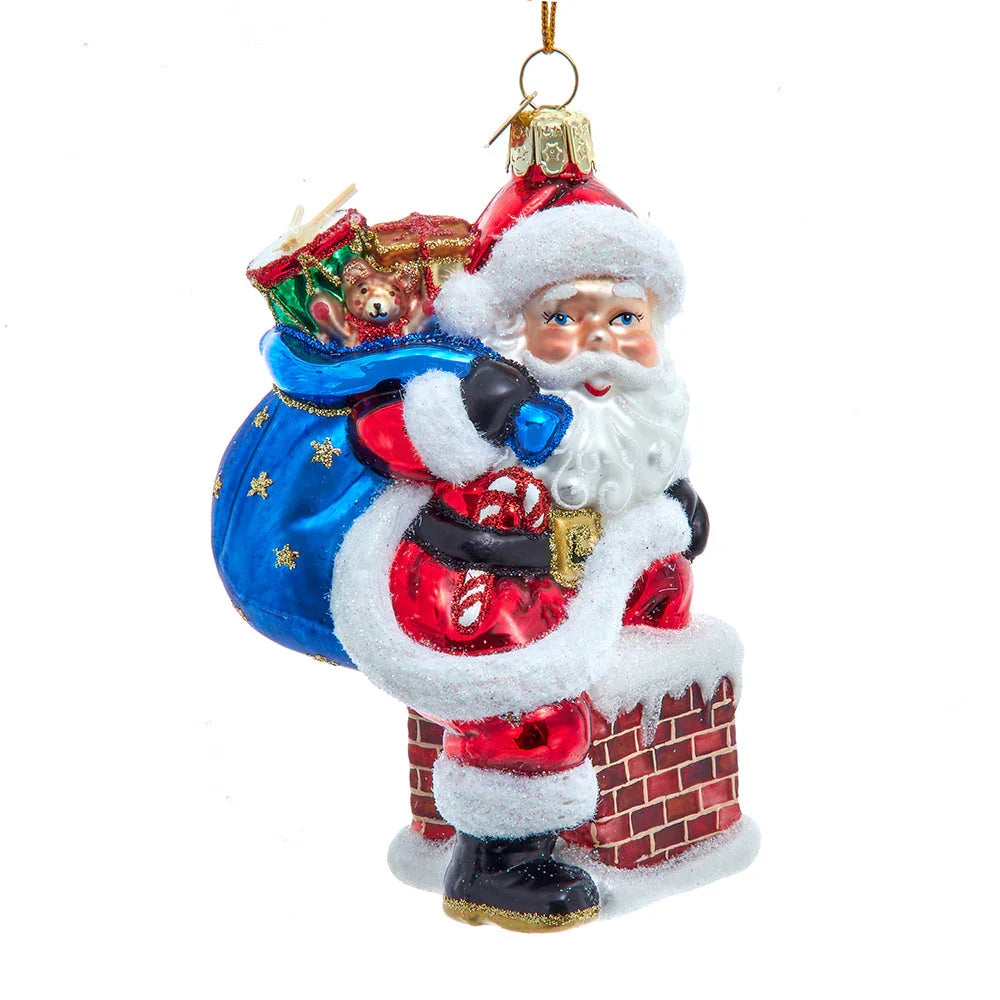 Julenissen med gaver på vei nei pipa - Julekule i glass fra Noble Gems - Juletrepynt.no
