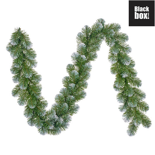 girlander med frost på granbar