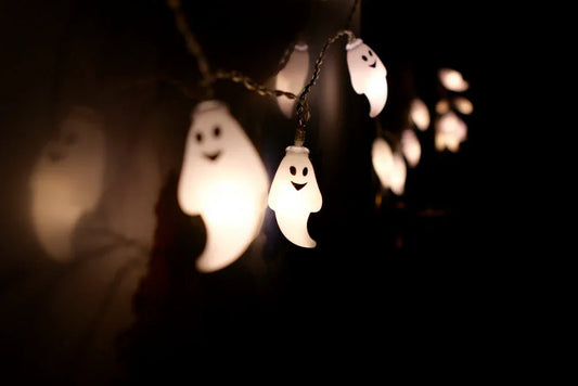 Lyslenke spøkelser - 3 meter 20 pærer. Halloween - Juletrepynt.no