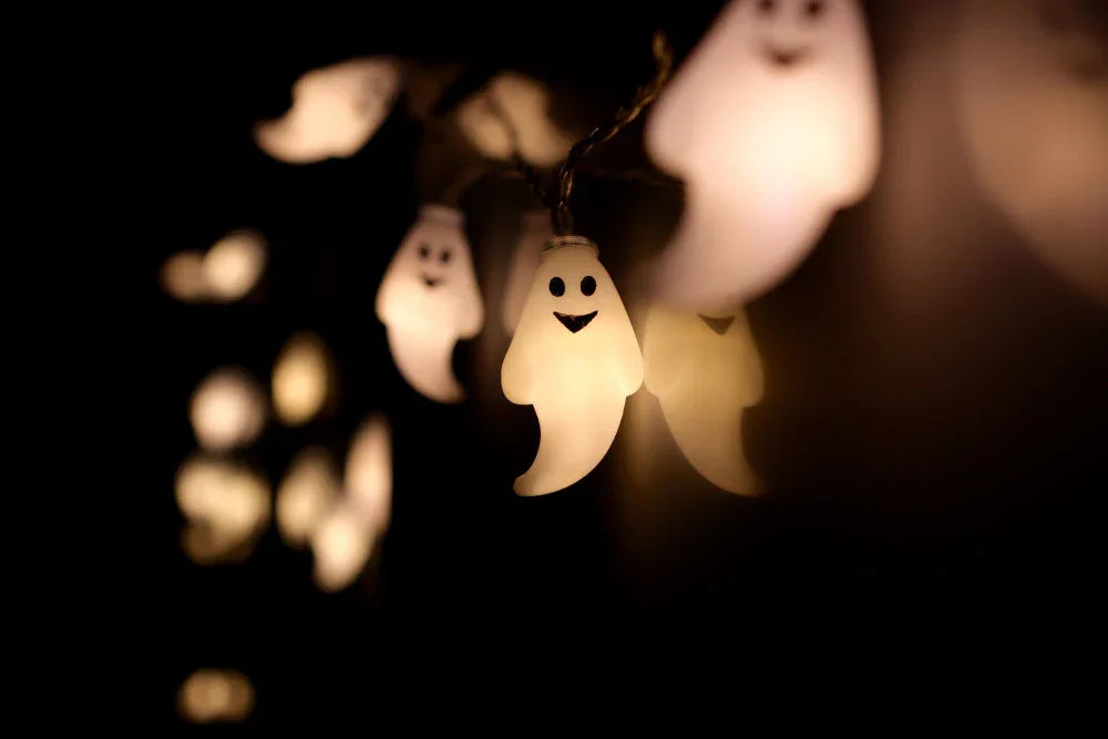 Lyslenke spøkelser - 3 meter 20 pærer. Halloween - Juletrepynt.no