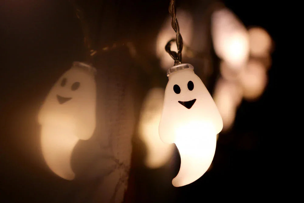 Lyslenke spøkelser - 3 meter 20 pærer. Halloween - Juletrepynt.no
