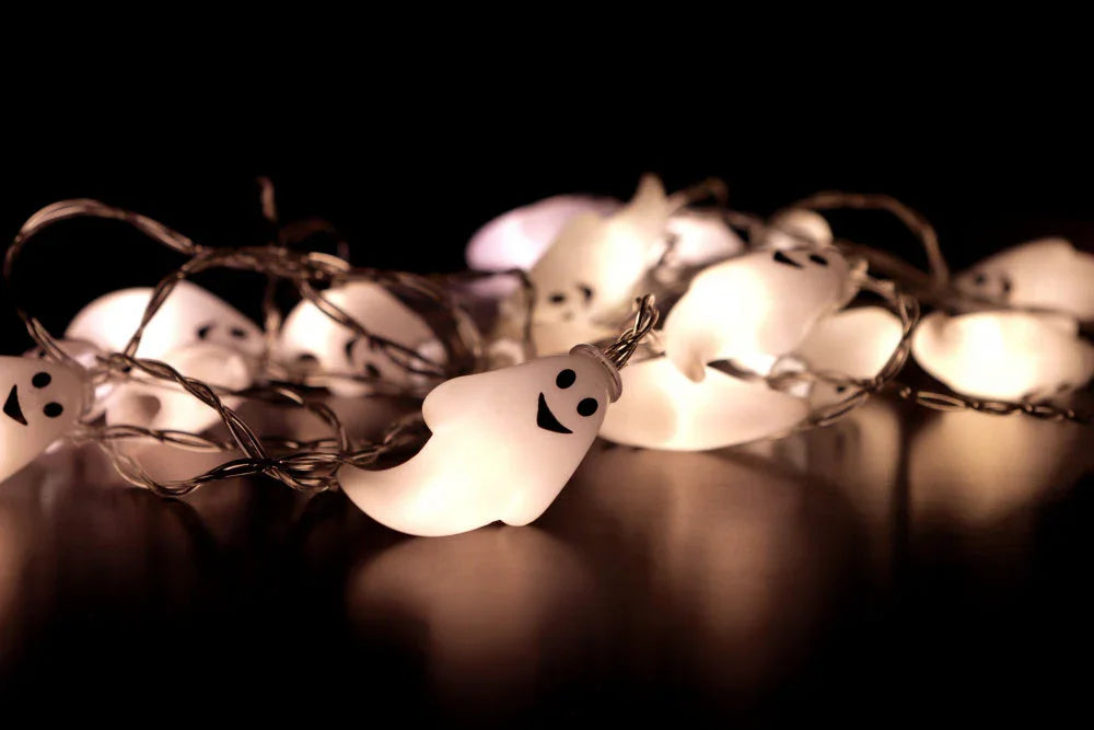 Lyslenke spøkelser - 3 meter 20 pærer. Halloween - Juletrepynt.no