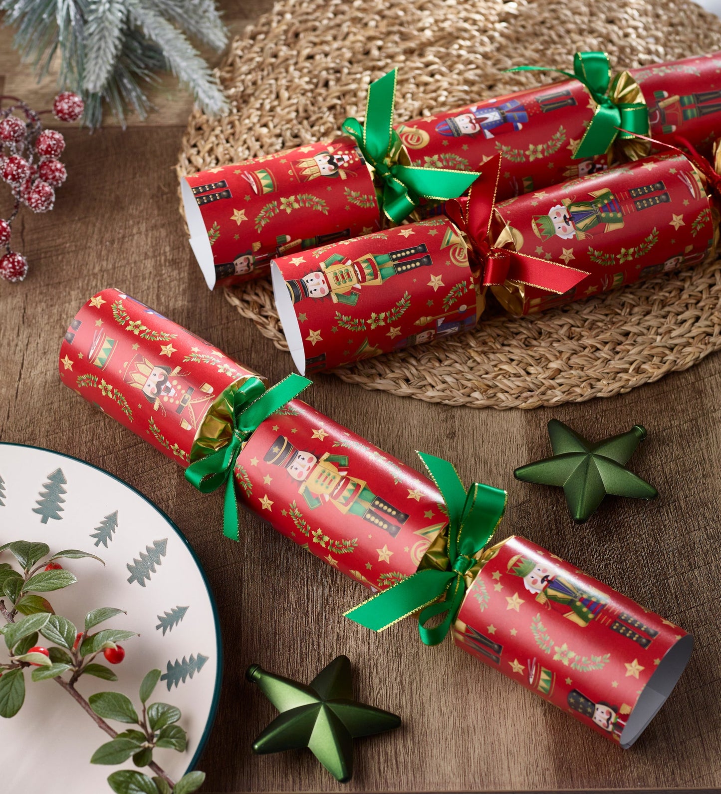 Store rød smellbonbon med nøtteknekker