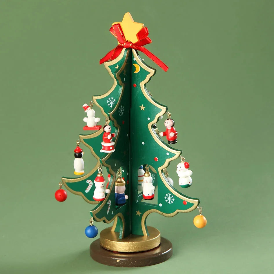 Juletre laget av tre - med figurer - Juletrepynt.no