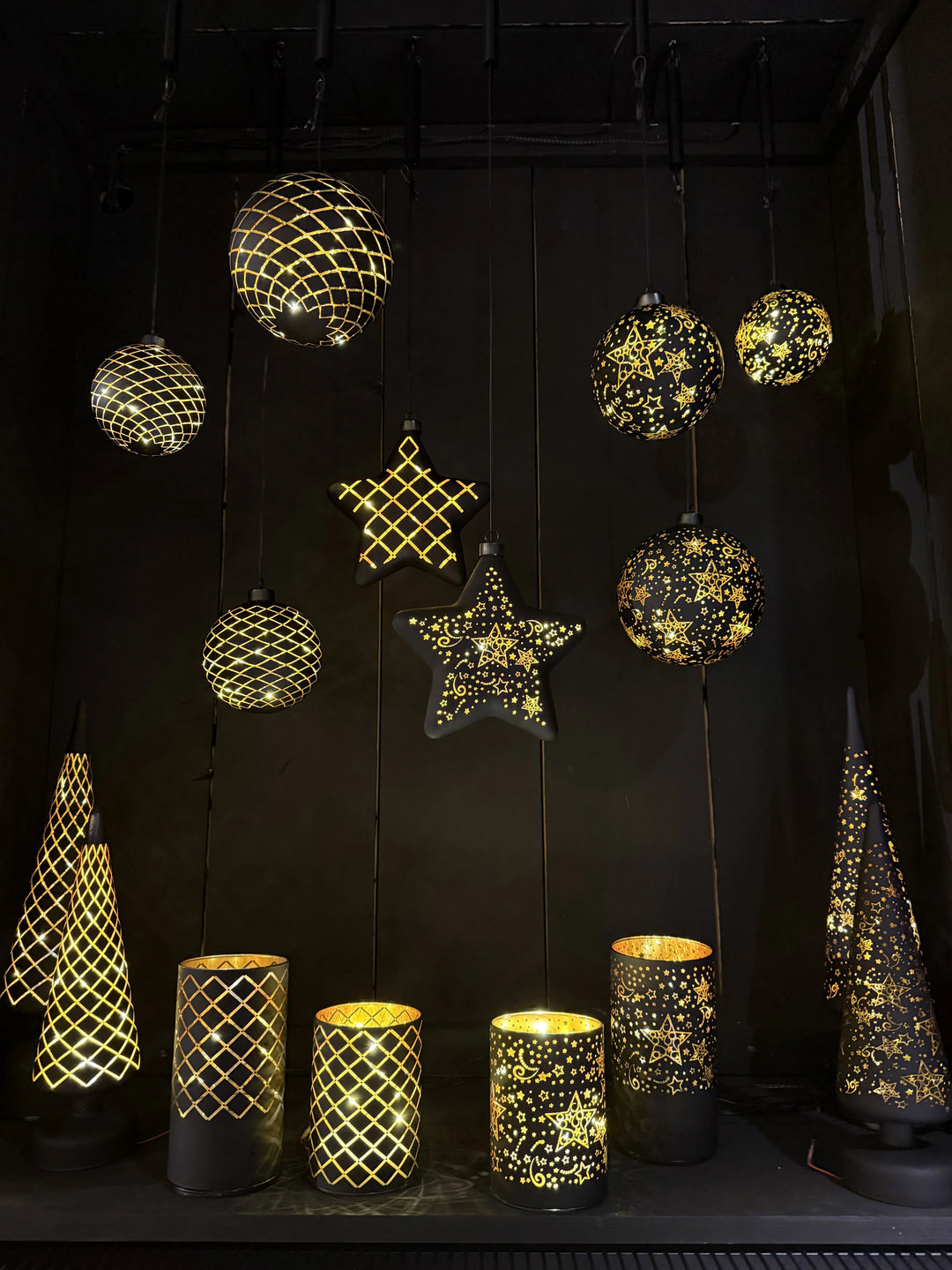 Elegant dekorstjerne - svart og gull med LED lys - Juletrepynt.no