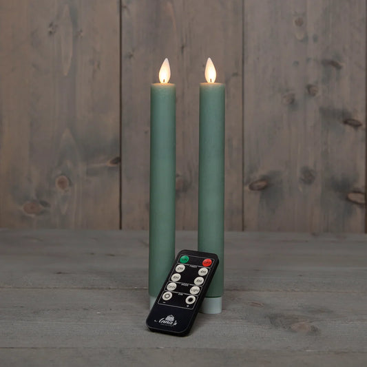 2 stk stearinlys grønn - LED flamme - fjernkontroll - Juletrepynt.no