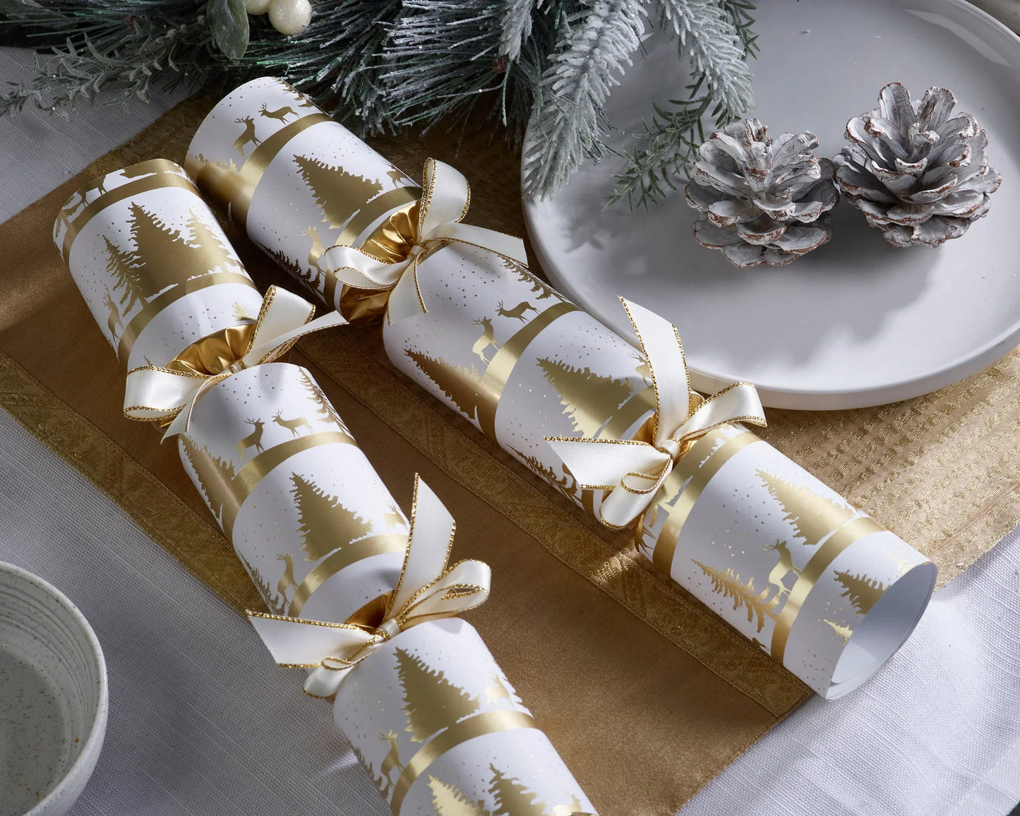 Smellbonbon i hvit og gull - 12 stk - reinsdyr- og juletredesign - Juletrepynt.no