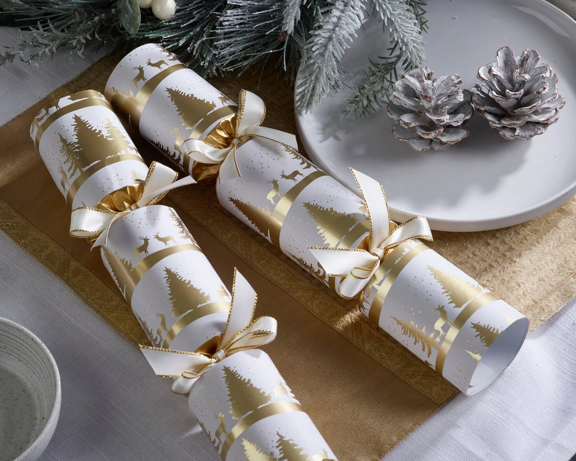 Smellbonbon i hvit og gull - 12 stk - reinsdyr- og juletredesign - Juletrepynt.no