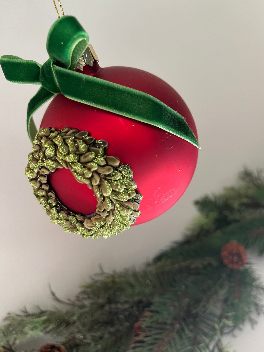 julekuler Rød julekule med grønn krans  (8 cm)