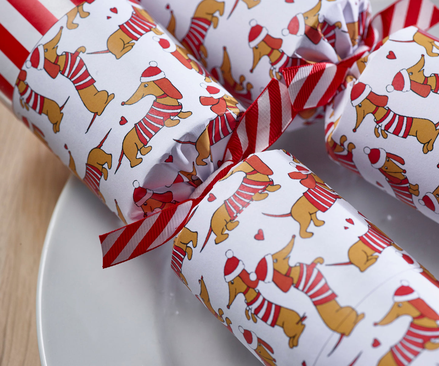 Sausage Dogs smellbonbon 33 cm med morsomme hundefigurer til julebordet