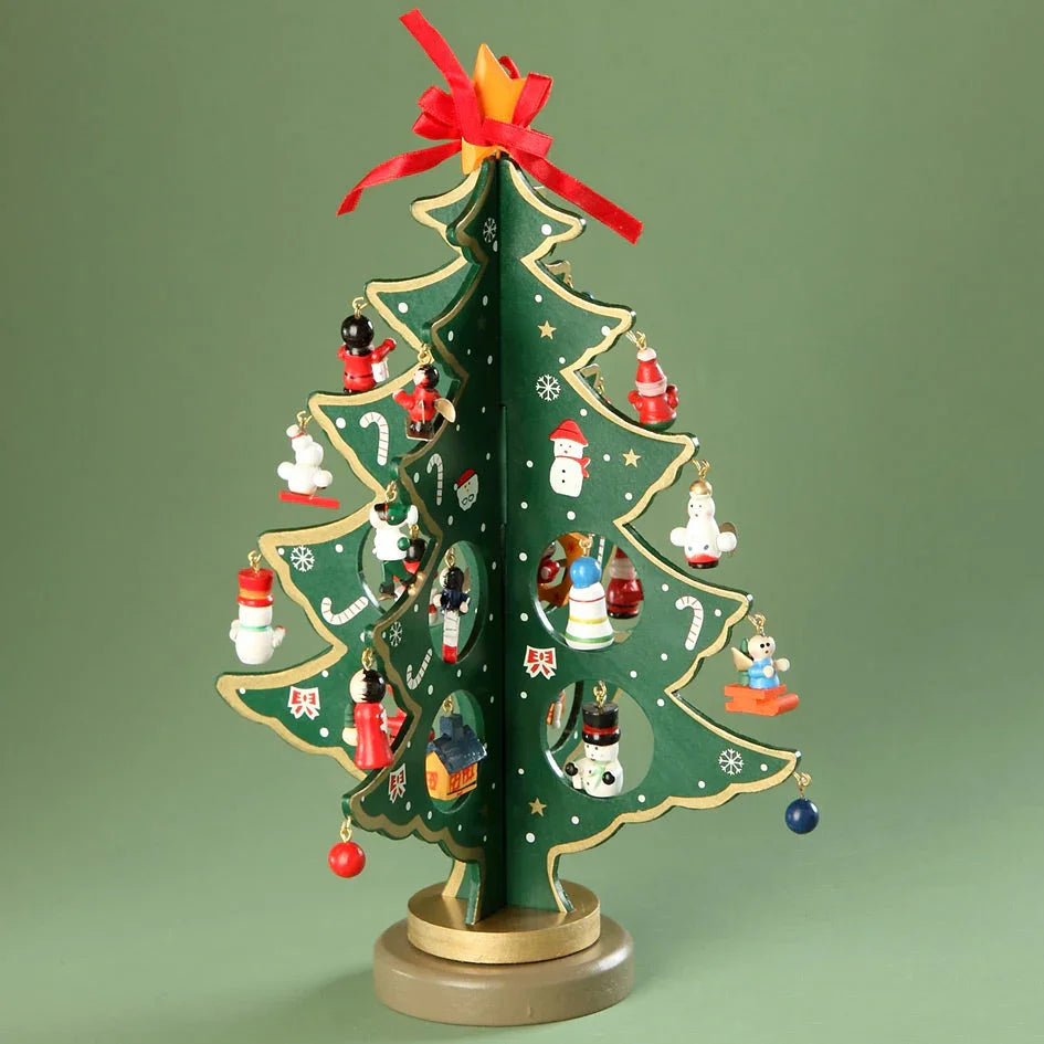 Juletre laget av tre - med figurer - Juletrepynt.no