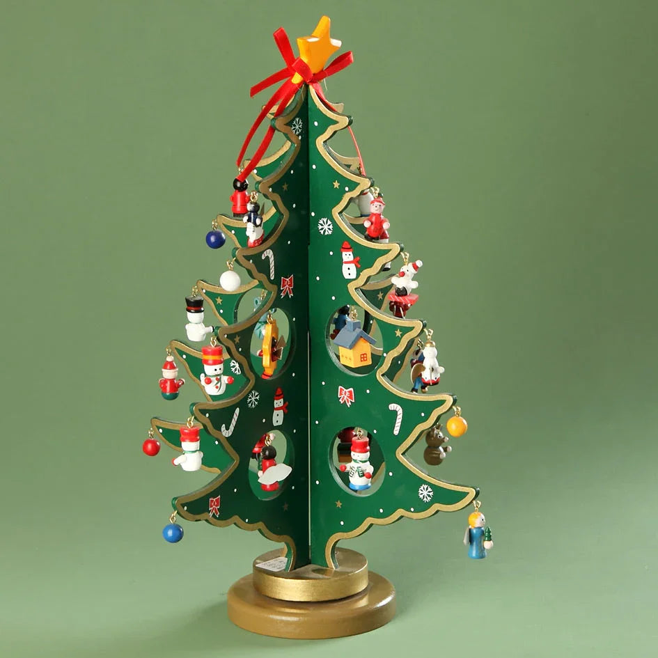 Juletre laget av tre - med figurer - Juletrepynt.no