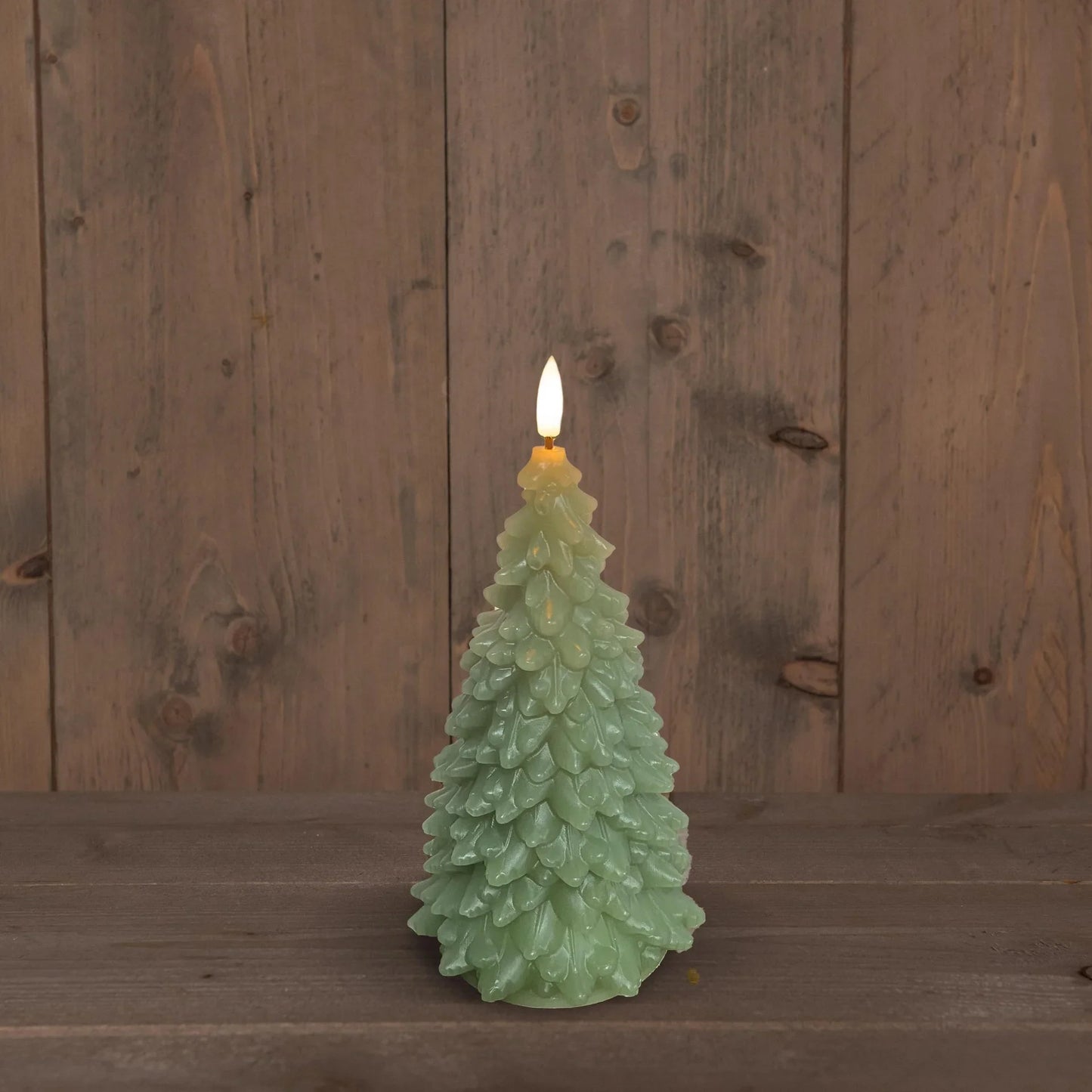 Juletre - grønt vokslys med LED-flamme - 9.5x20cm med timer - Juletrepynt.no